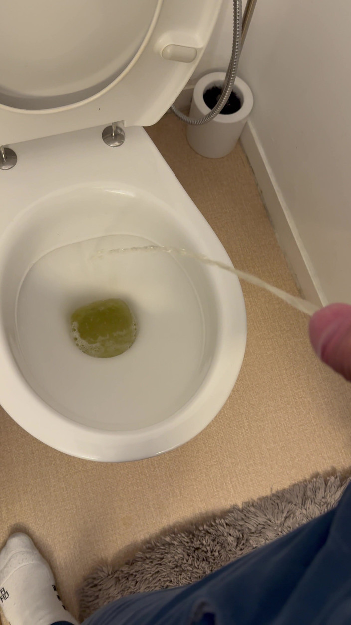 mekcho92000: Aku kencing dan pijat kontolku