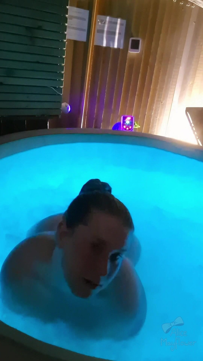 Alice_Mayflower_Scottish: Брызгаю в горячей ванне - девушка-соло