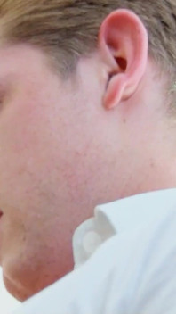Hubená teenagerka Carla Mai je tajně ošukaná svým nevlastním bratrem