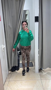 Wypróbuj legginsy i spodnie, drażniące cycki, cipki flashowanie