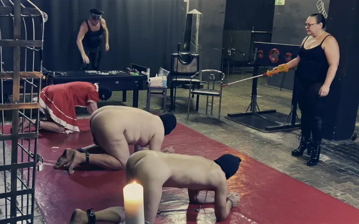 Mistress April: Dominatrix Mistress April - Tři otroci s jedním bičem.