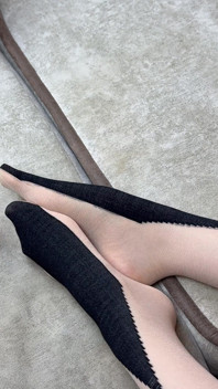 Solo strelen van lange benen in zwarte nylon panty