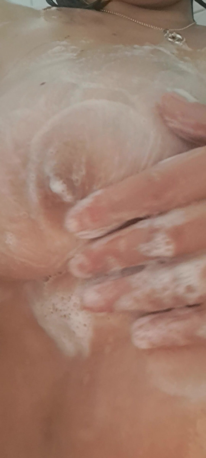 Mommy big hairy pussy: 젖은 비누 젖탱이와 보지로 샤워하는 미시 밀프
