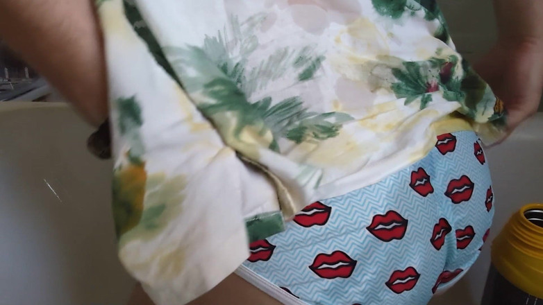 Alex Butt: Alex gioca con la sua piscio e viene