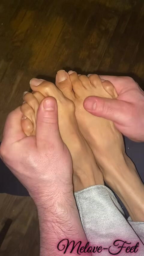 Naelor: Melove recebendo seus pés sensuais e dedos longos massageado por...