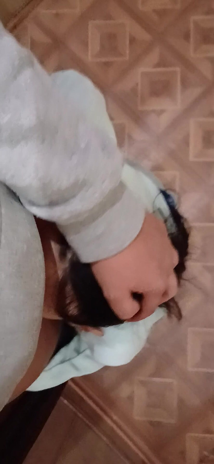 Lesbian-candys: 継母がすでに玄関のドアを開け始めていたので、私は1分で彼女の口の中で射精しました