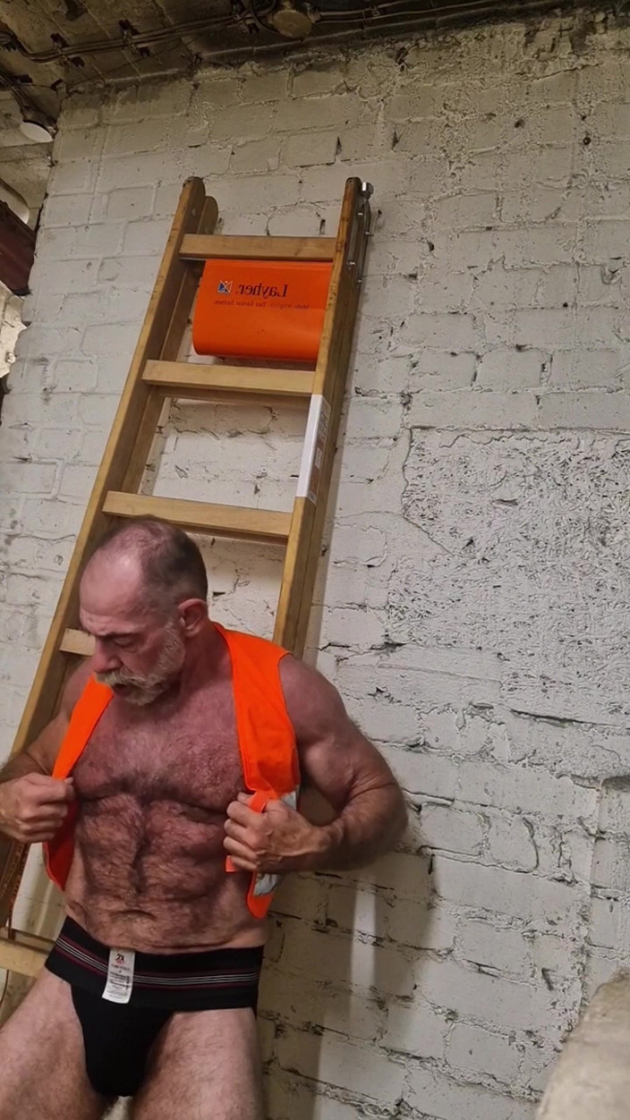 JackvanDean: Very Hairy Builder