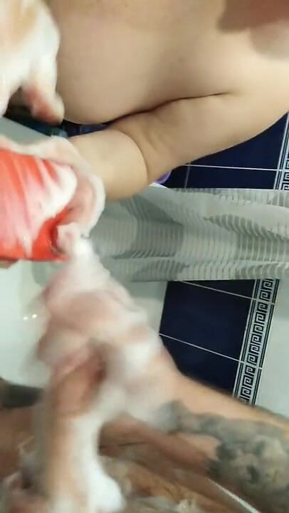 Zona901: 用肥皂泡海绵抚摸我的鸡巴