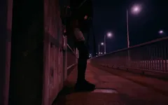 Gece şehrinde bir gibi yürüyorum