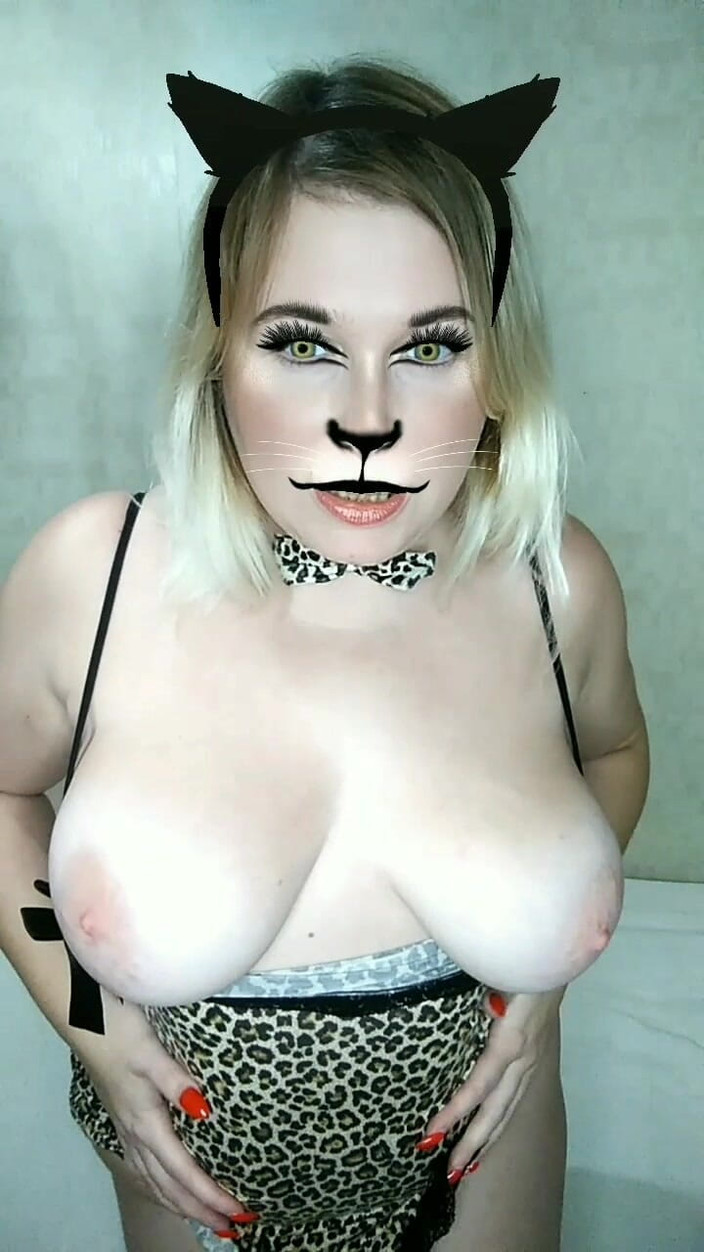 Whitekitten: बिल्ली पोशाक में गोल-मटोल चोदने लायक मम्मी बड़े स्तन