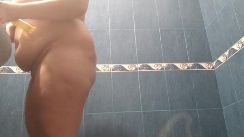 Putarankahotmilf: Kongkek pepek dan pantat di bawah bilik mandi dan mandi