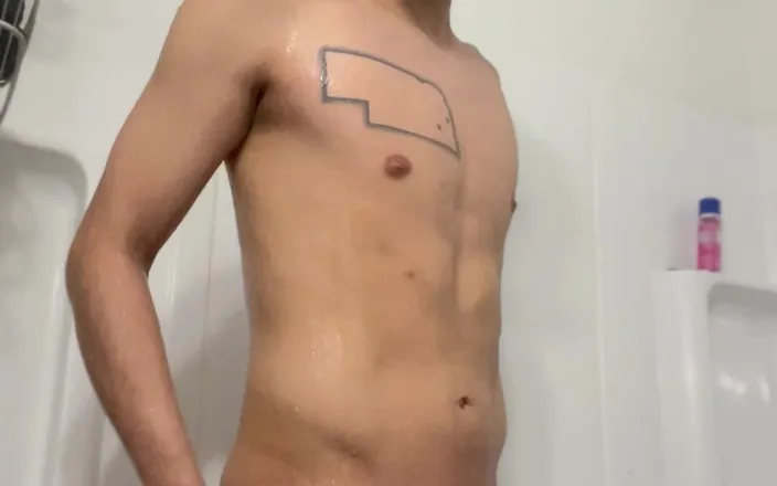 Frederect-Cumms: Hot Latino Stud in the Shower