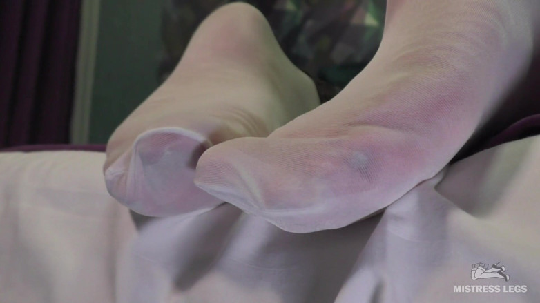 Mistress Legs: Господині пальці ніг дрімають у білих нейлонових шкарпетках
