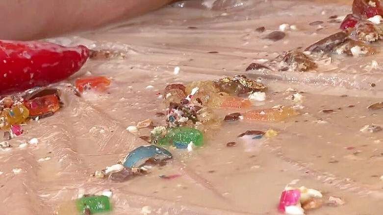 Solo Austria: Blond suka sika i depcze jedzenie podczas maasturbacji