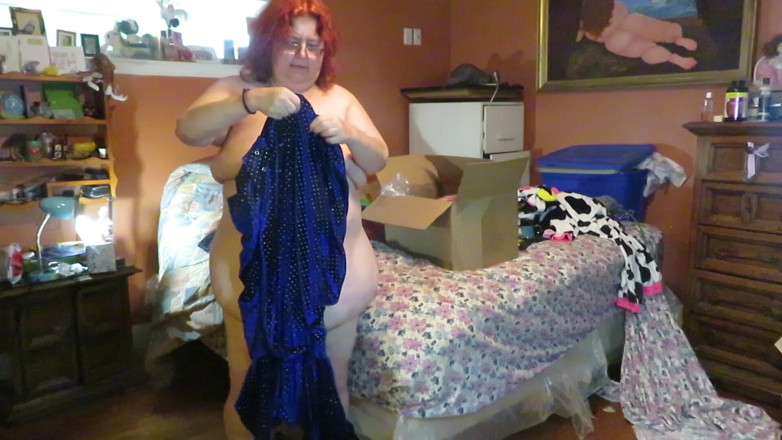 BBW nurse Vicki adventures with friends: Zkoušení nových šatů, které přišly v mailu, aby se s vámi...
