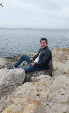 Michael Ragnar: Dident来了3天，我在海滩上变得饥渴，觉得需要射精，我在户外自慰，在岩石上硬上...在我之后