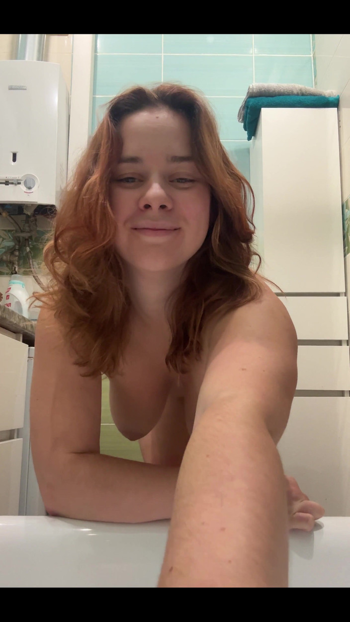 Fox Flame: 红发女郎撒尿