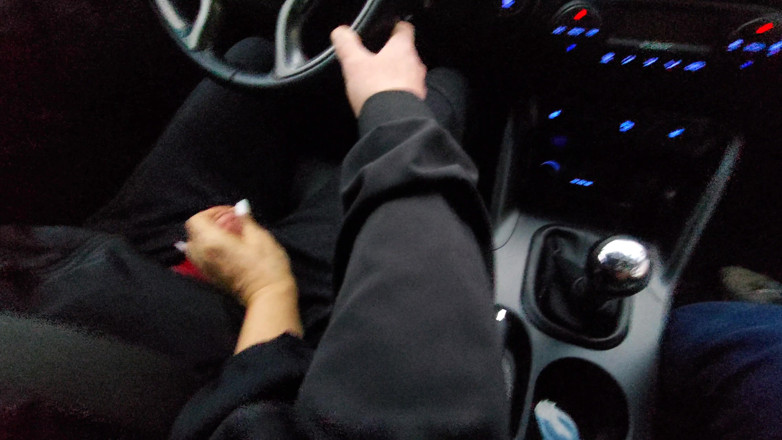 Step Mommy: Amadora milf dá uma punheta a um motorista de táxi...