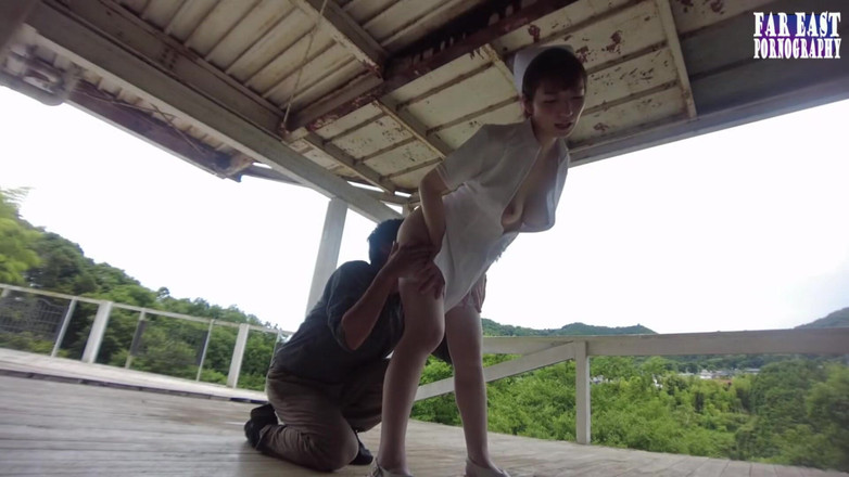 Far East pornography: Poupée comme un béat avec une taquine pâle à gros nichons...