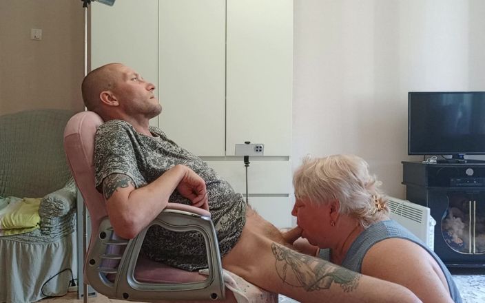 Zona901: La moglie guarda la suocera mentre fa un pompino profondo...