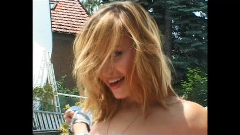 Muschi movie official: 金发饥渴的婊子在被干之前享受吮吸巨大的鸡巴