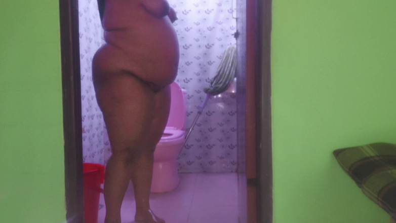 Your Boy's Cum: Když se moje macecha sprchuje na záchodě bez dveří zámku,...