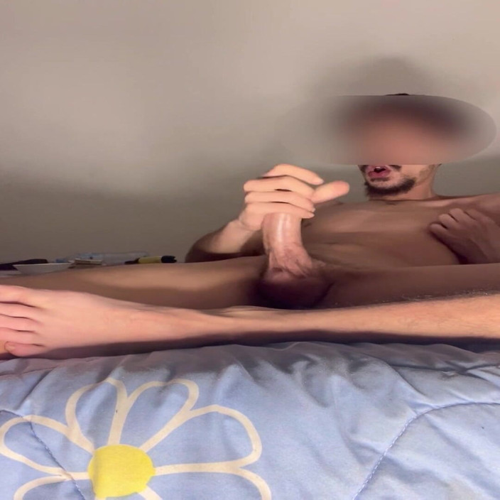 ARAB HUNG TWINK: Jonge Arabische twink speelt met zijn enorme pik