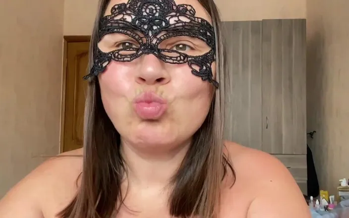 Mary Di: Thrusts a Huge Ball Into a Wide Hairy Pussy, Masturbates...