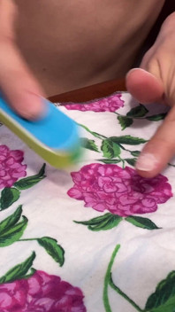 Cận cảnh bàn tay: nộp đơn, buffing, nhẫn try-on