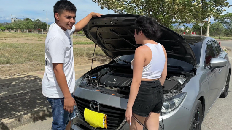ManuelaAlvarez: Eu encontro uma garota com o carro encalhado, então eu...
