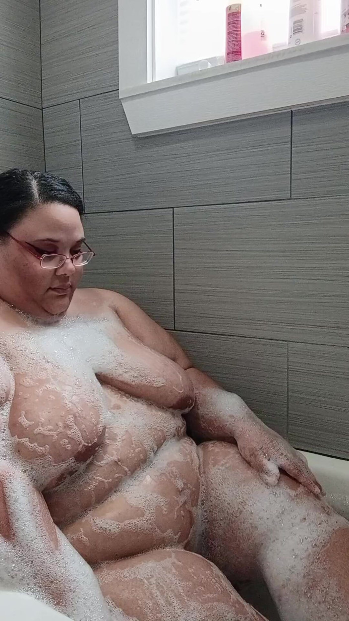 Jessica pigslut: Fare un bel e rilassante bagno con le bollicine!