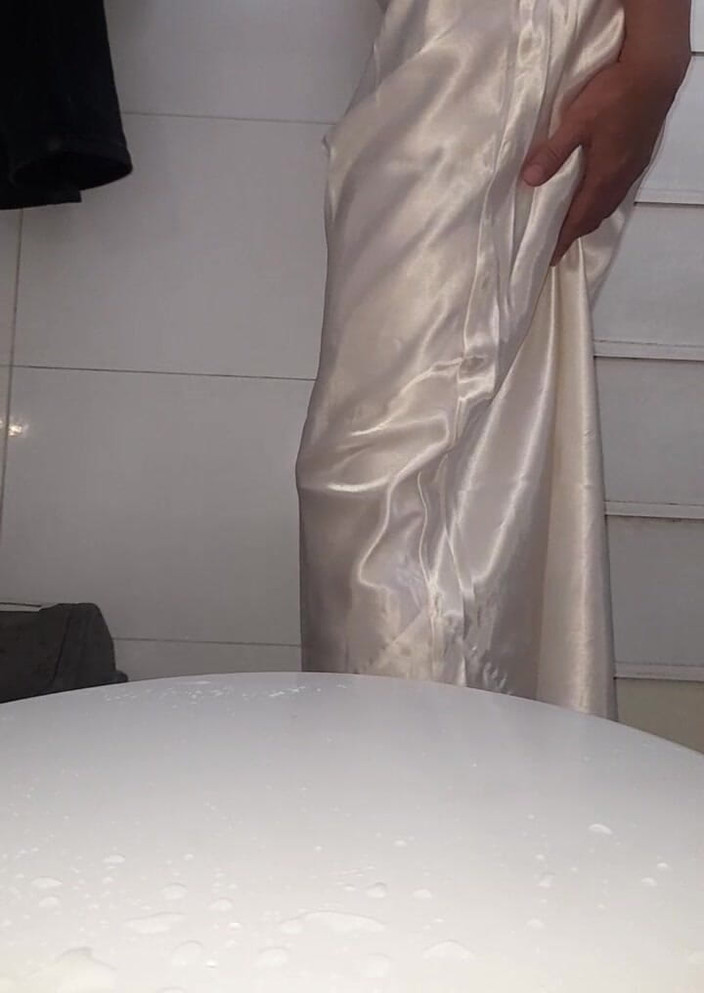 Naomisinka: Fetiș cu lenjerie lungă din satin alb, spermă