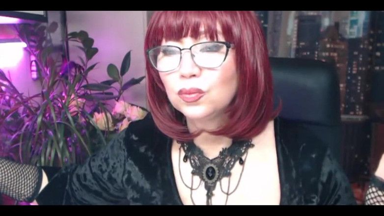 AimeeParadise: Aimeeparadise, MILF russe sexy, écarte les cuisses et s’enfile un gode...