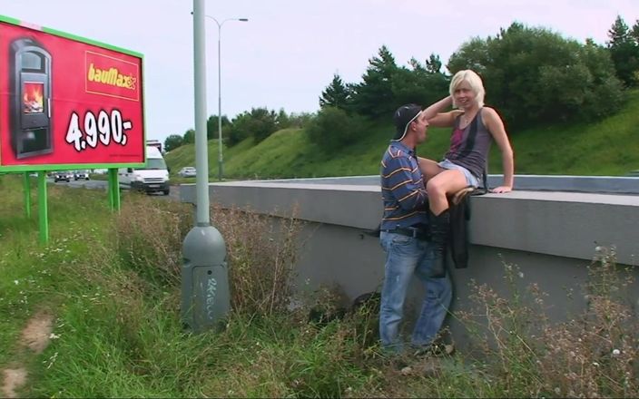 THAGSON: 户外小妞场景4 - 小奶子肮脏的金发女郎喜欢穿着内裤在高速公路边做爱