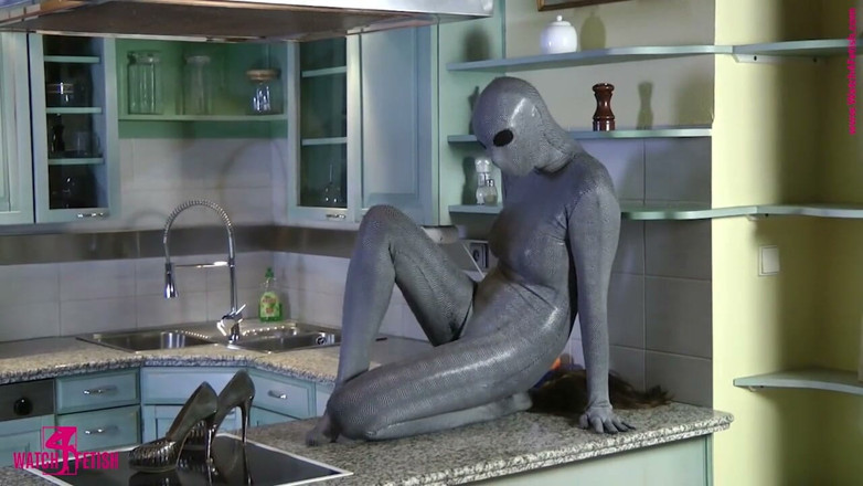 ZentaiDolls: Nua na mesa da cozinha