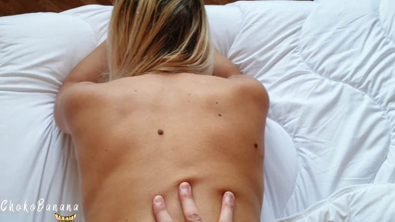 Chokobanana: Stiefzus betrapt op masturberen