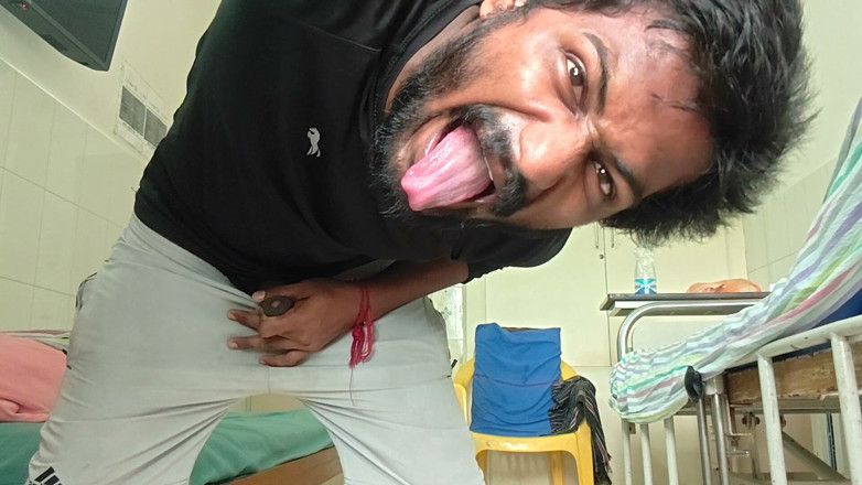 KUMBHA MANOJ KUMAR: Xhard - Paturi de spital care așteaptă pacienți