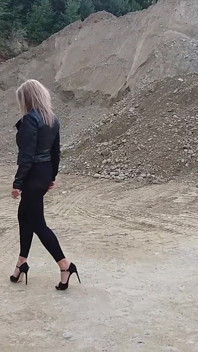 La Nonna Vaga in Una Ghiaia Con Leggings Stretti E Tacchi Alti!