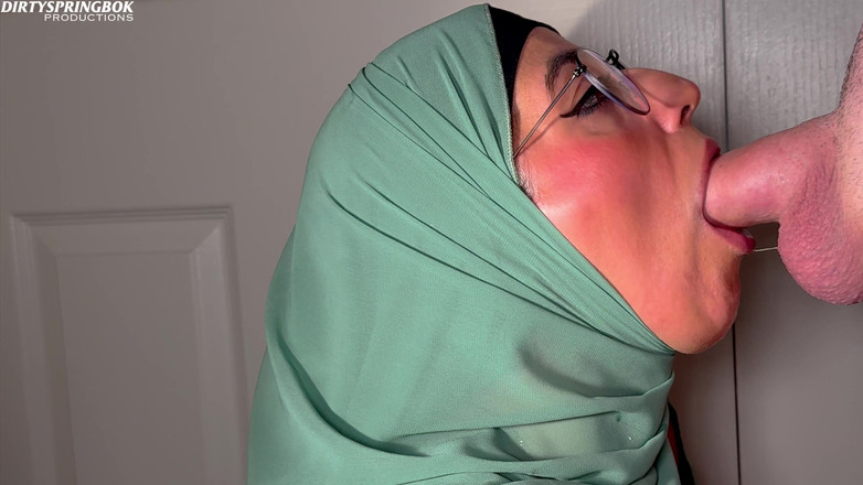 Aaliyah Yasin: Hijabi Aaliyah Yasin gibt einen super schlampigen blowjob