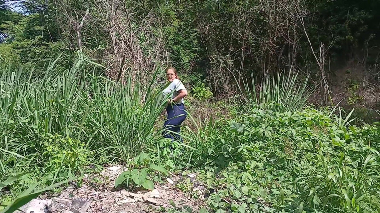 SugarPose: Gordinha latina mostra sua bunda e peitos ao ar livre