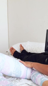 La mia sorellastra mi dà qualche bella sensazione, ma io sono entrato e lei si è arrabbiata