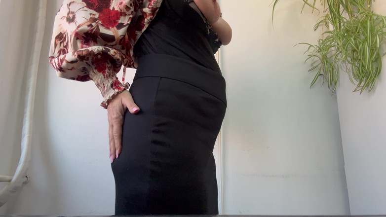 Step Mommy: Heiße sexy stiefmutter holt ihre großen titten raus, zeigt ihren...
