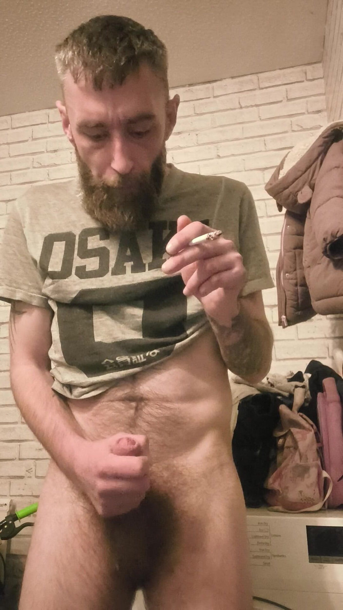 Smoking stoker: Brincando com minha bunda e fumando