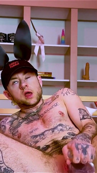 Un lapin en cuir fourre ses trous ftm avec un gros gode transparent et un plug anal