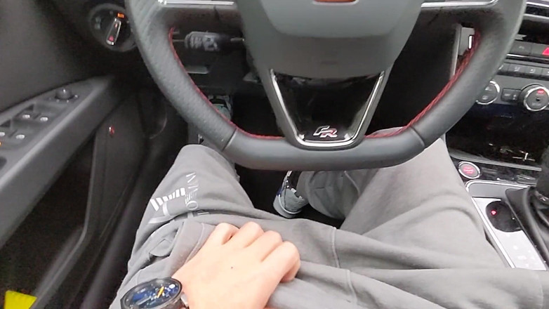 SlipCouple: Handjob di mobil di jalan yang sangat sibuk o risiko...