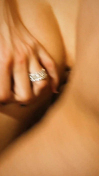 Brooke Banner tira la cabeza hacia atrás y atrapa semen con sus tetas