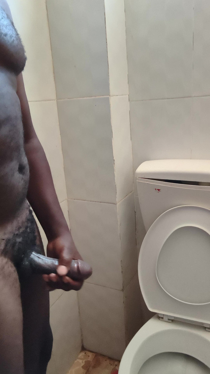 Kenyandick: Pria ini lagi asik masturbasi sendirian sambil ngocok kontol pria...