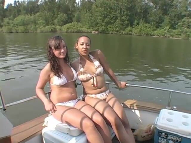 Homegrown Lesbian: Sweets en Adrian doen lesbische seks op een boot