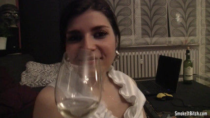 Smoke it bitch: 面部射精后吸烟！