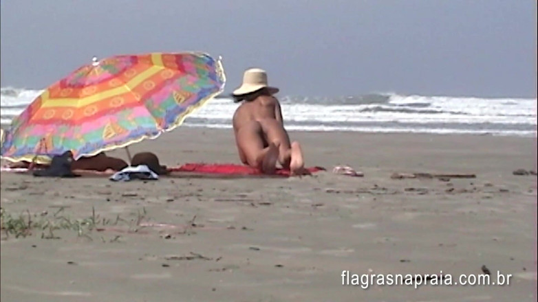 Amateurs videos: Cuckold man left his girlfriend sunbathing naked on the beach